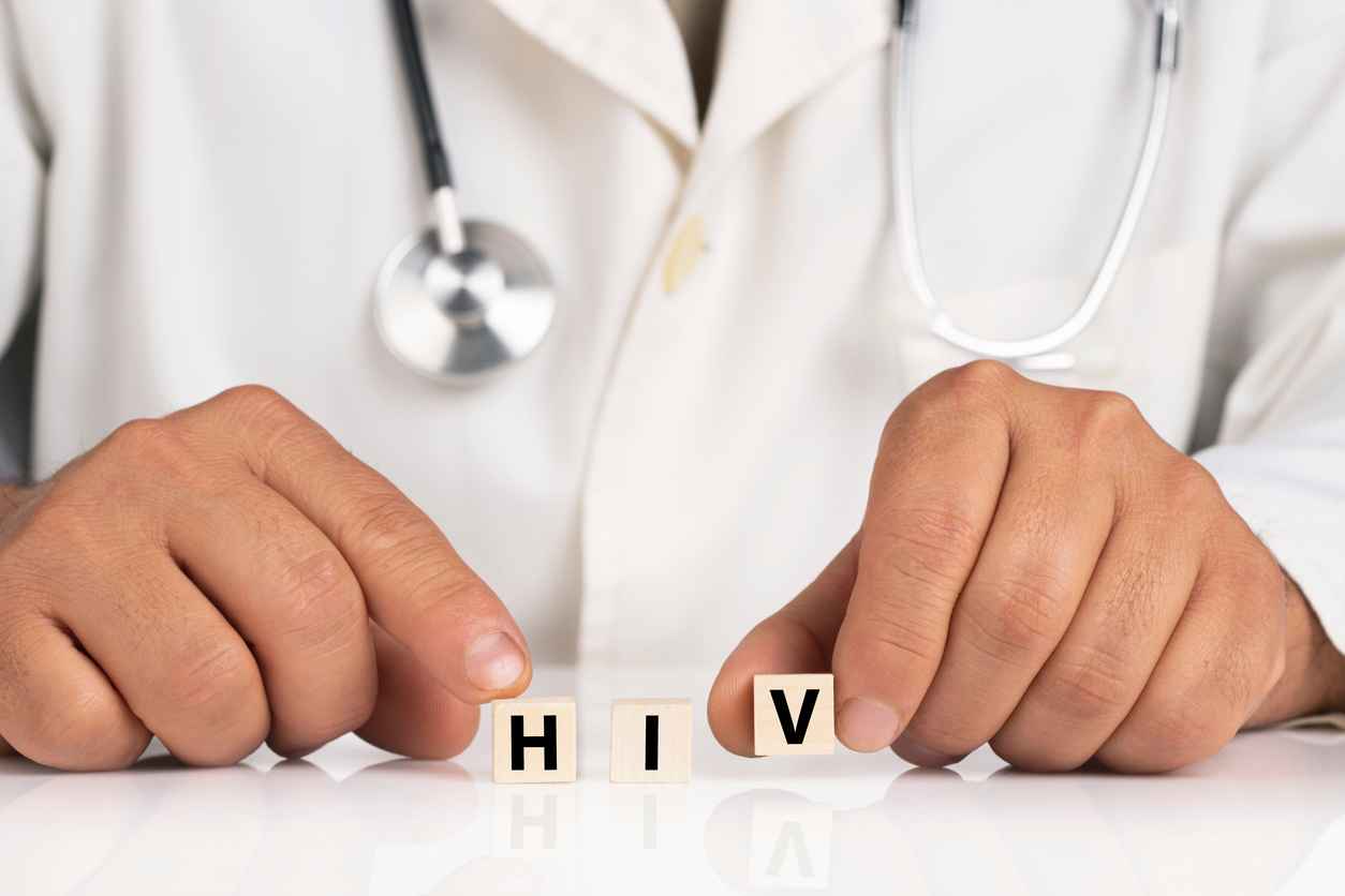 Doctor and cubes with text HIV; symptoms of HIV